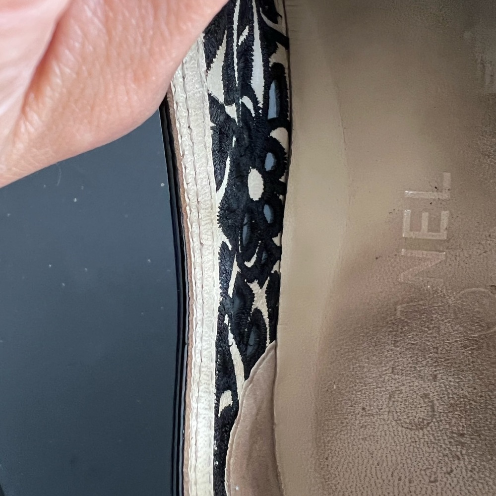 CHANEL black leather cut out sneakers. Size 40 - Picture 6 of 7